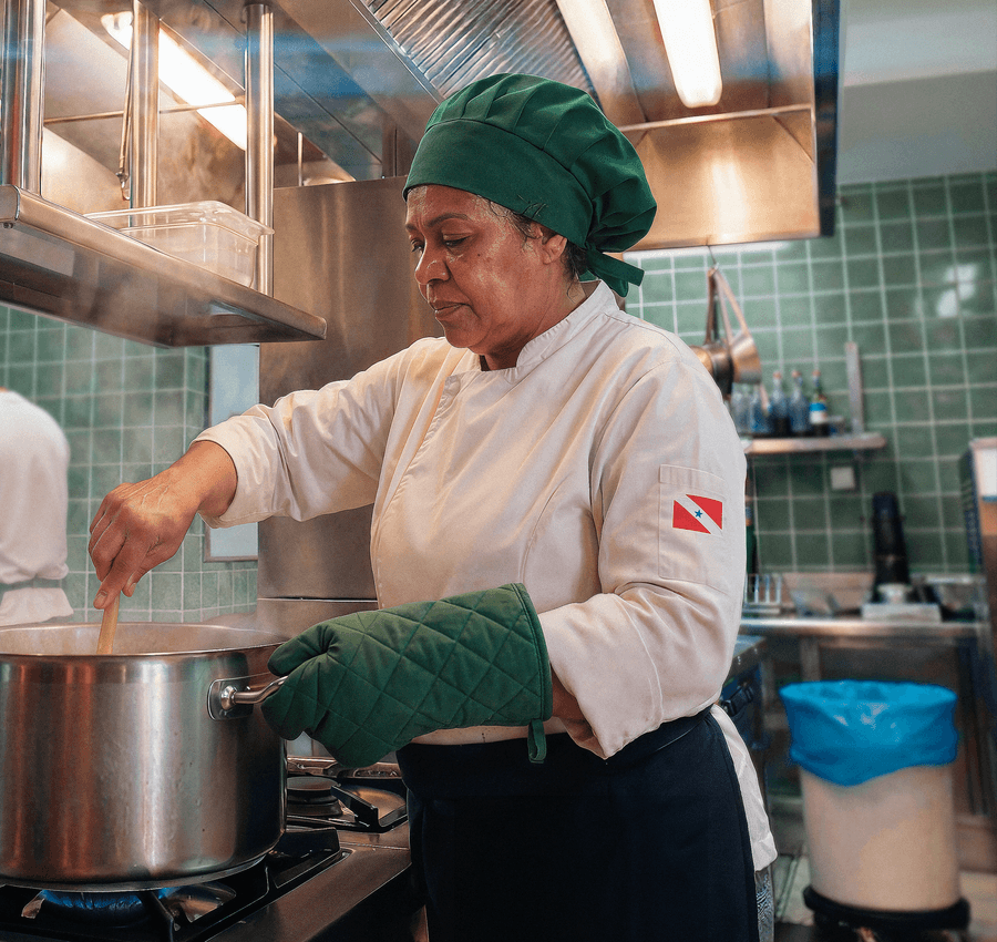 Chefe de cozinha mexendo em uma panela